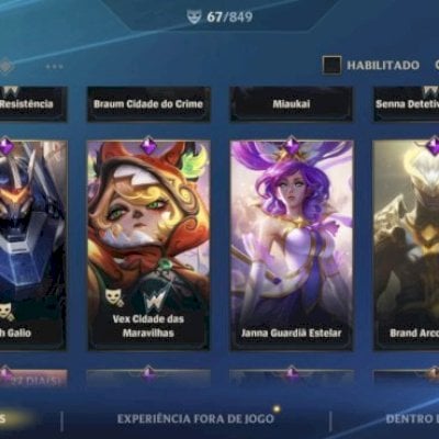 conta monarca com 70 skins e passe atual ativo.